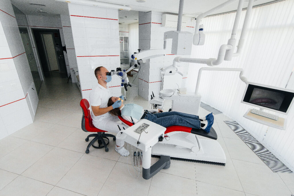Kadıköy diş kliniğinde ağız içi tarayıcı ile dijital ölçü alan bir diş hekimi ve ekranda görünen 3D diş modeli.